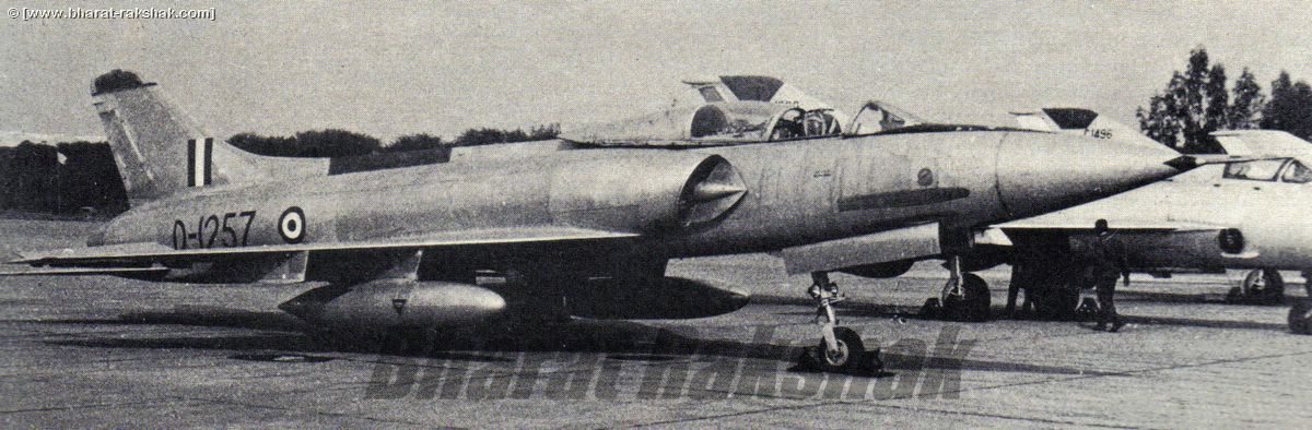 F24 Marut D1257 - with a MiG-21M in the background